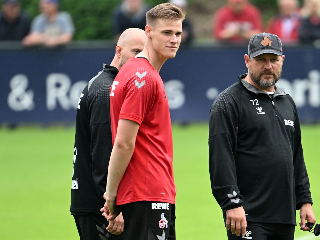 Trainer Steffen Baumgart und Neuzugang Steffen Tigges stehen beisammen.