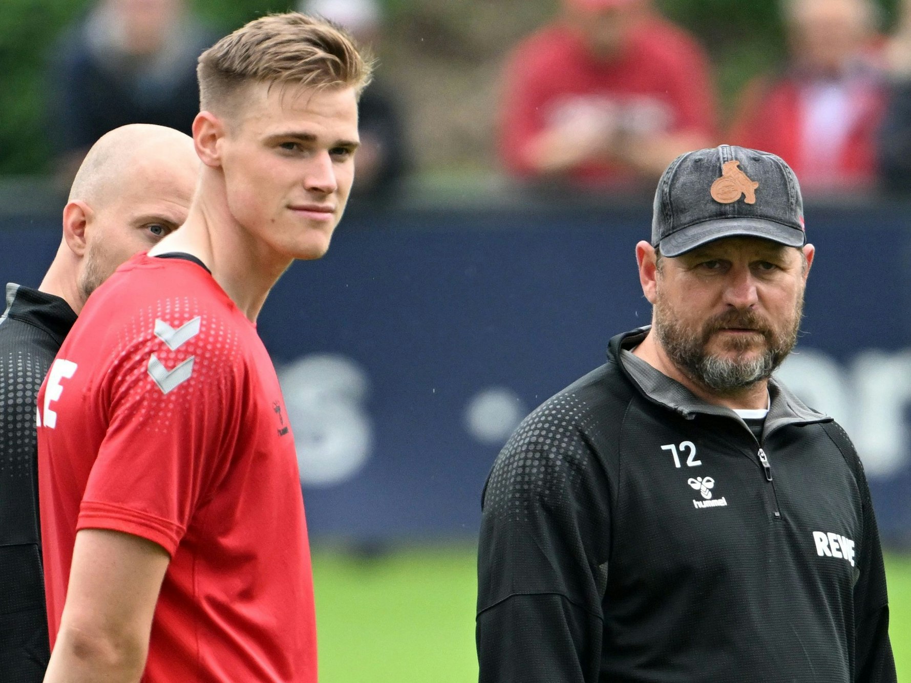 Trainer Steffen Baumgart und Neuzugang Steffen Tigges stehen beisammen.