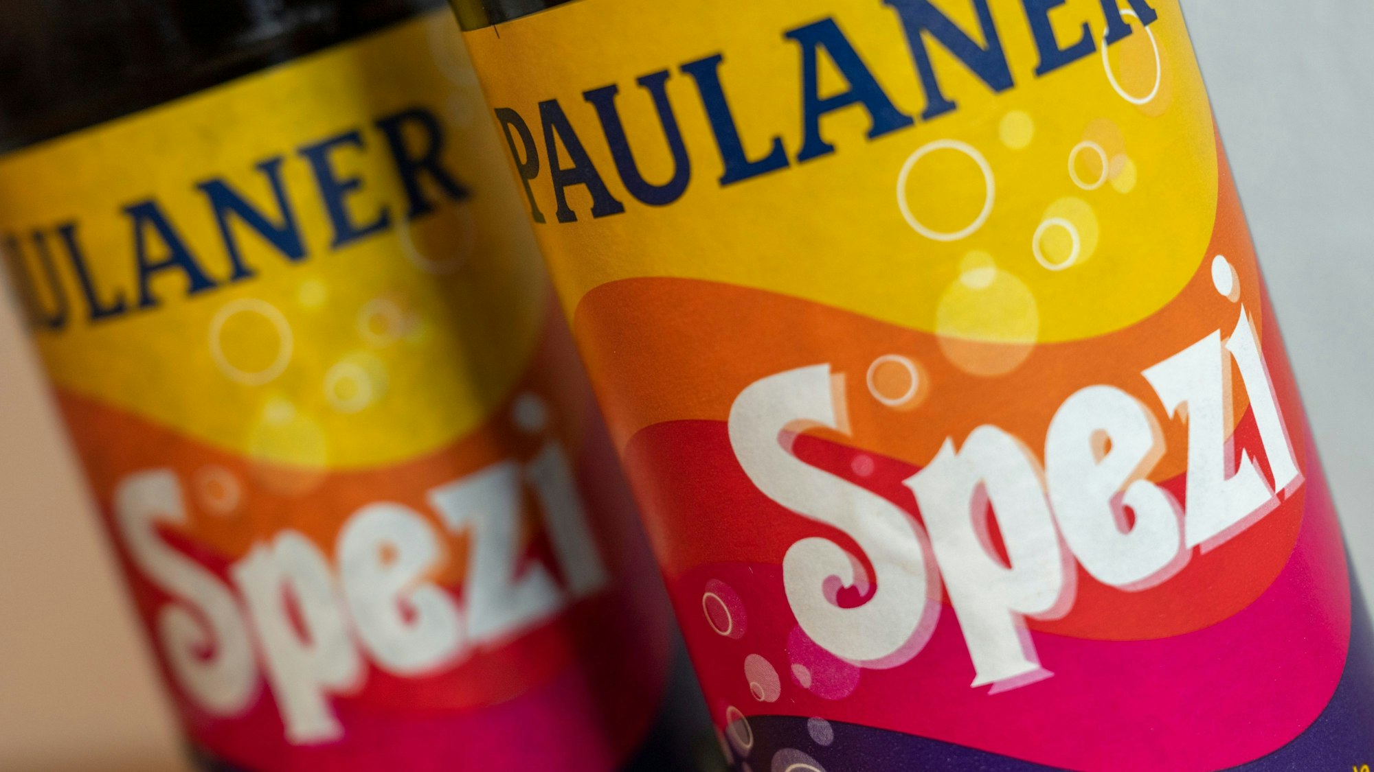 Zwei Flaschen Spezi stehen für eine Illustration auf einem Tisch.