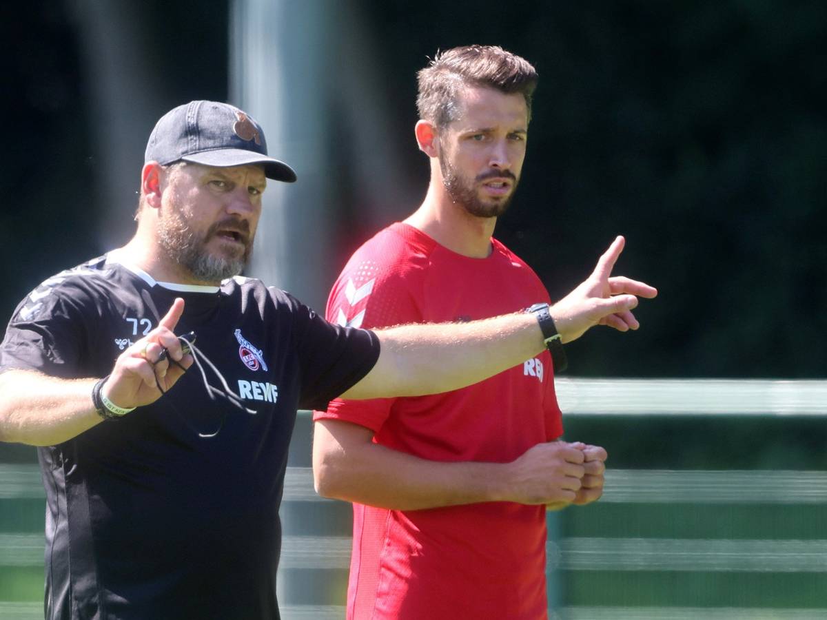 FC-Coach Steffen Baumgart (l.) und Mark Uth beim Training des 1. FC Köln am 28. Juni 2022.