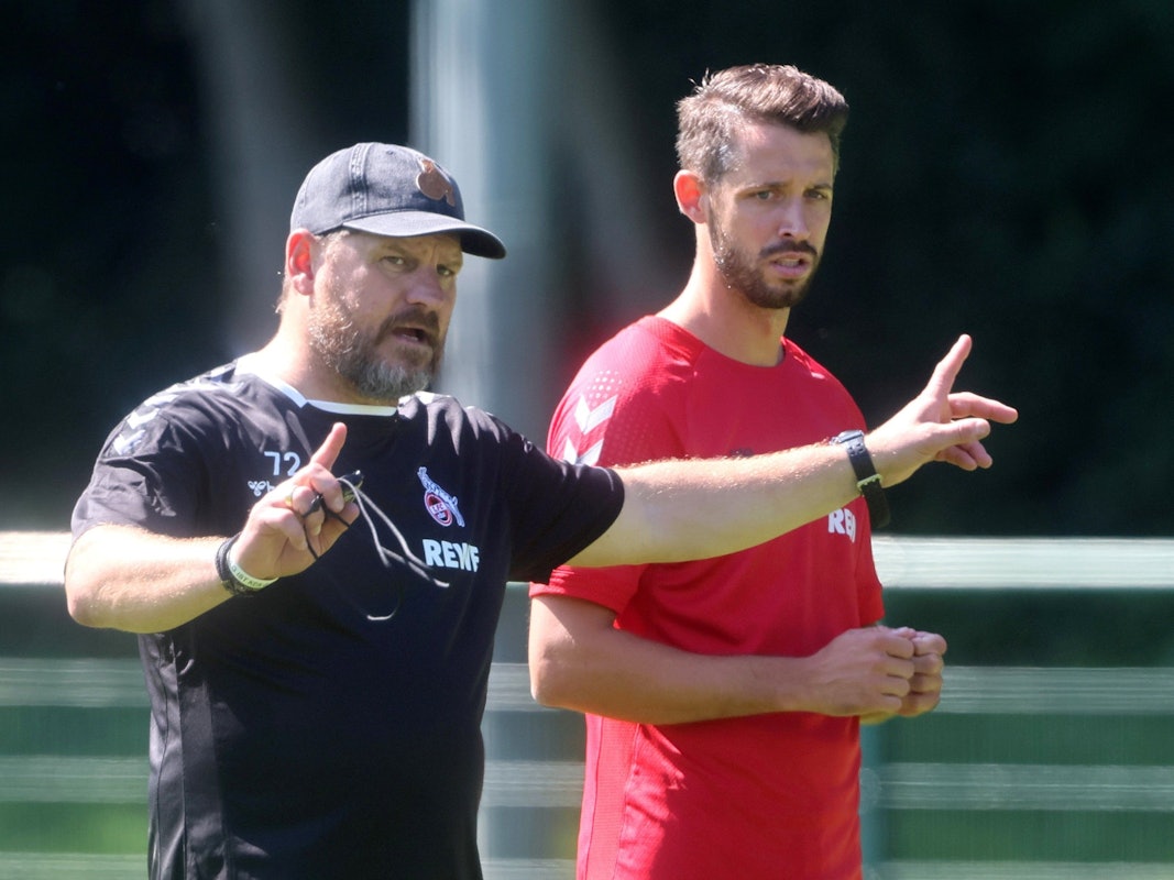 FC-Coach Steffen Baumgart (l.) und Mark Uth beim Training des 1. FC Köln am 28. Juni 2022.