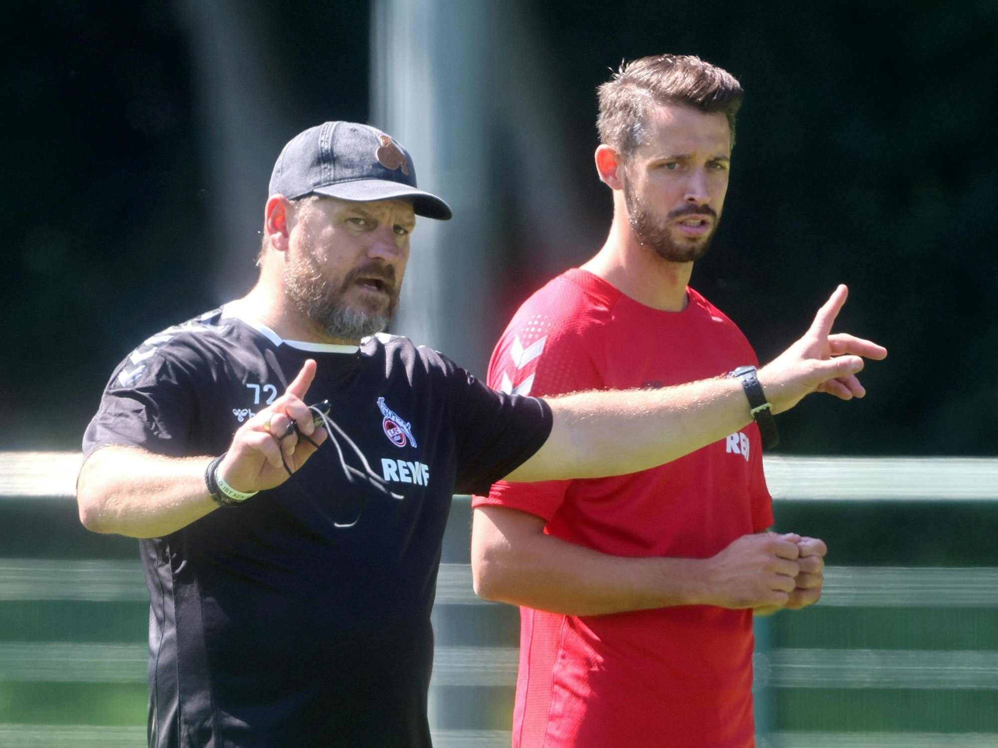 FC-Coach Steffen Baumgart (l.) und Mark Uth beim Training des 1. FC Köln am 28. Juni 2022.