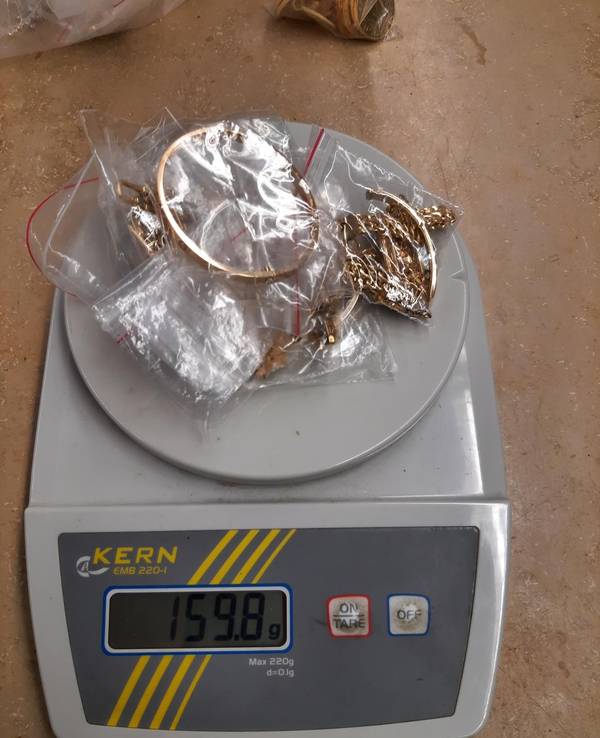 Bundespolizeiinspektion Aachen: Sicherstellung von Gold, Goldschmuck, 11.000,- Euro und Edelsteinen. Bild zeigt einen Teil des Goldschmuckes