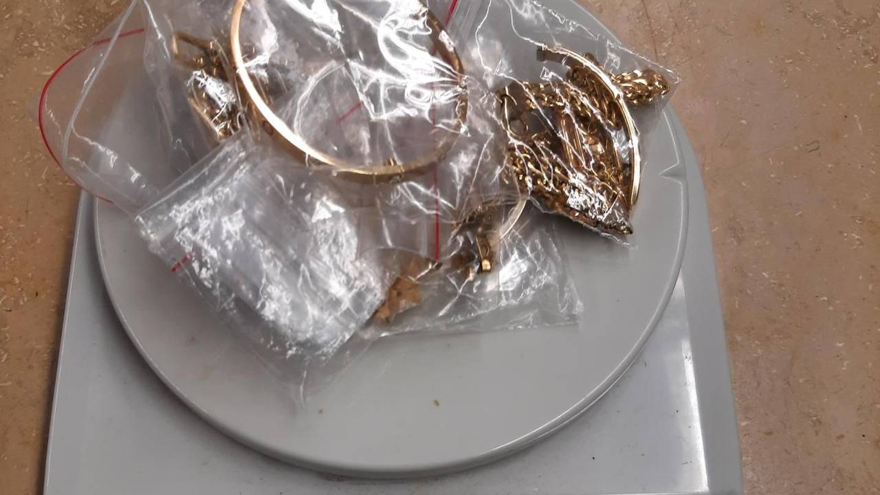 Bundespolizeiinspektion Aachen: Sicherstellung von Gold, Goldschmuck, 11.000,- Euro und Edelsteinen. Bild zeigt einen Teil des Goldschmuckes