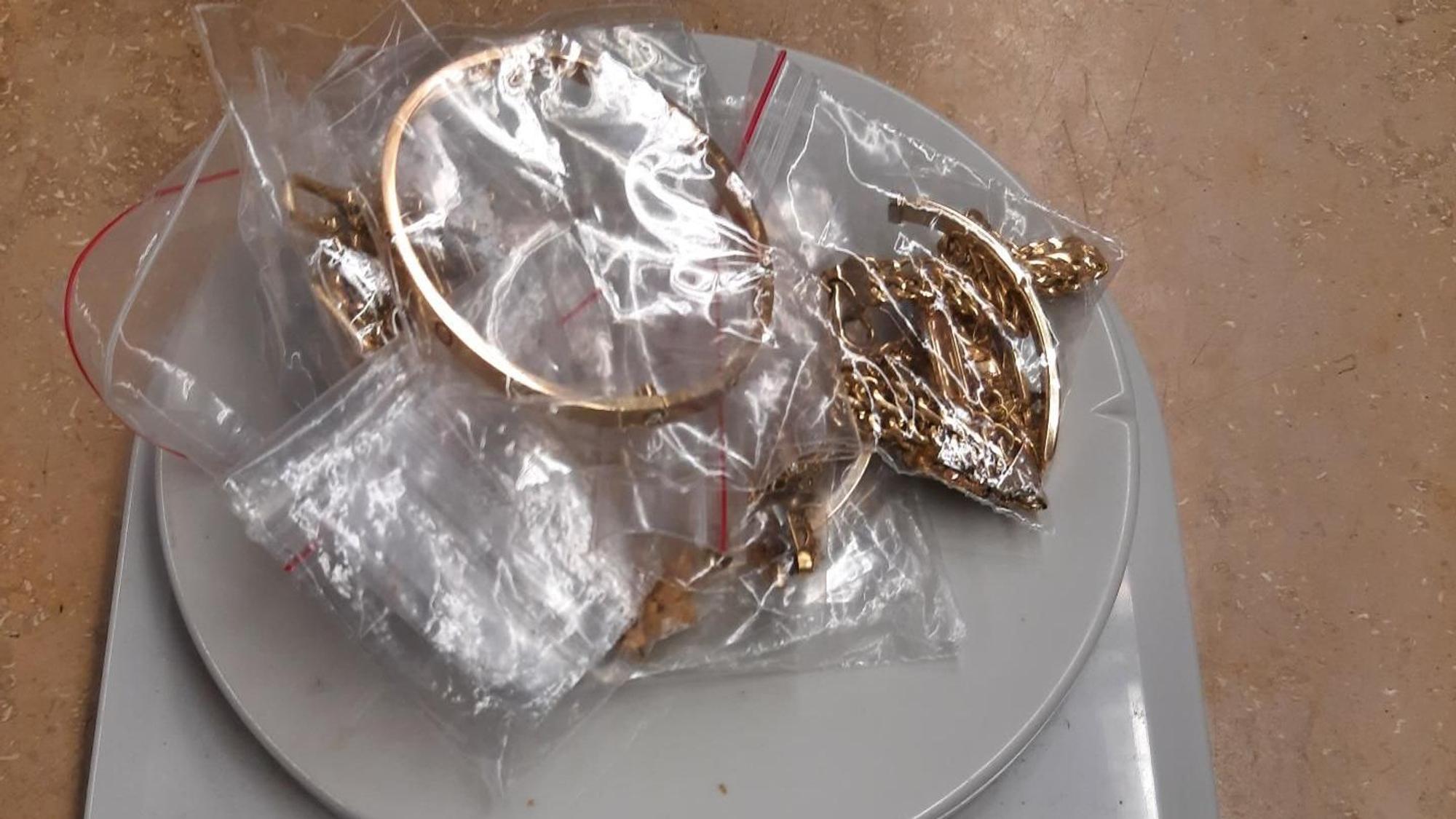 Bundespolizeiinspektion Aachen: Sicherstellung von Gold, Goldschmuck, 11.000,- Euro und Edelsteinen. Bild zeigt einen Teil des Goldschmuckes