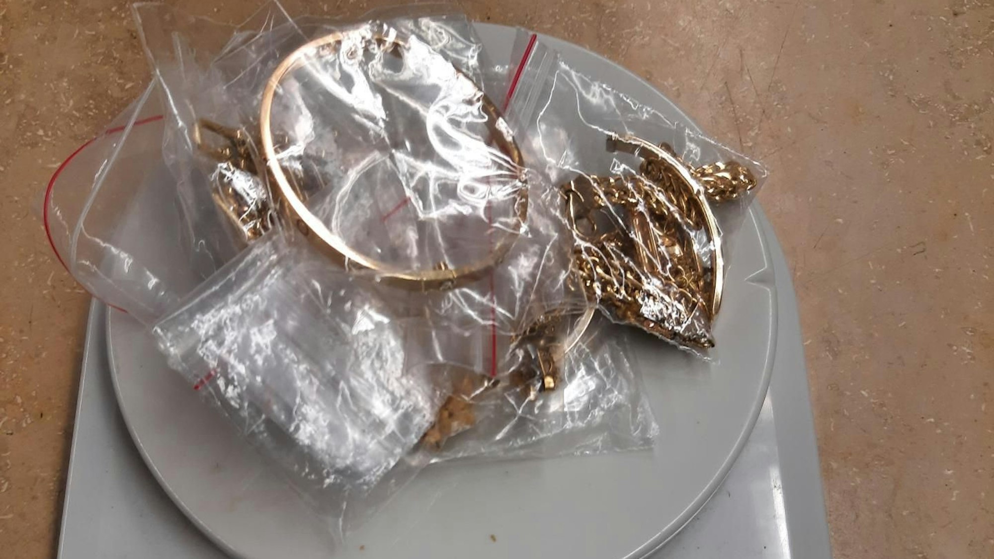 Bundespolizeiinspektion Aachen: Sicherstellung von Gold, Goldschmuck, 11.000,- Euro und Edelsteinen. Bild zeigt einen Teil des Goldschmuckes