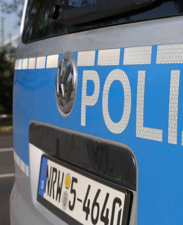 Symbolbild eines NRW-Polizeiautos von hinten.