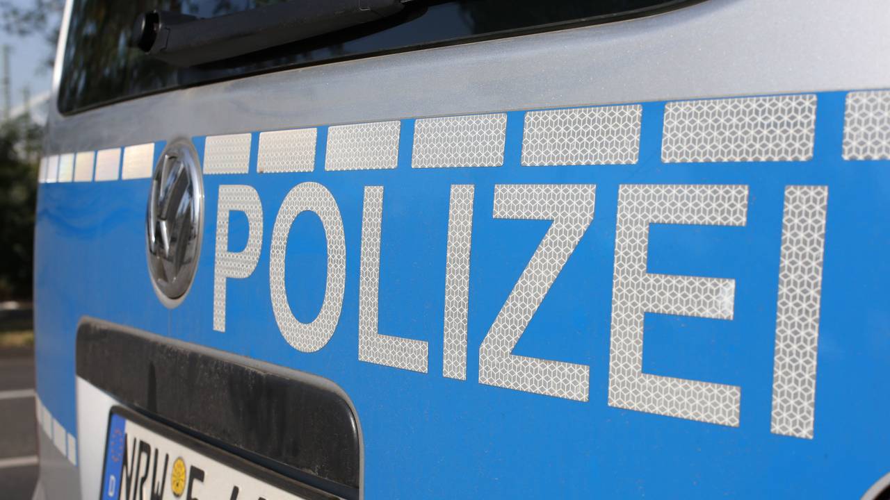 Symbolbild eines NRW-Polizeiautos von hinten.