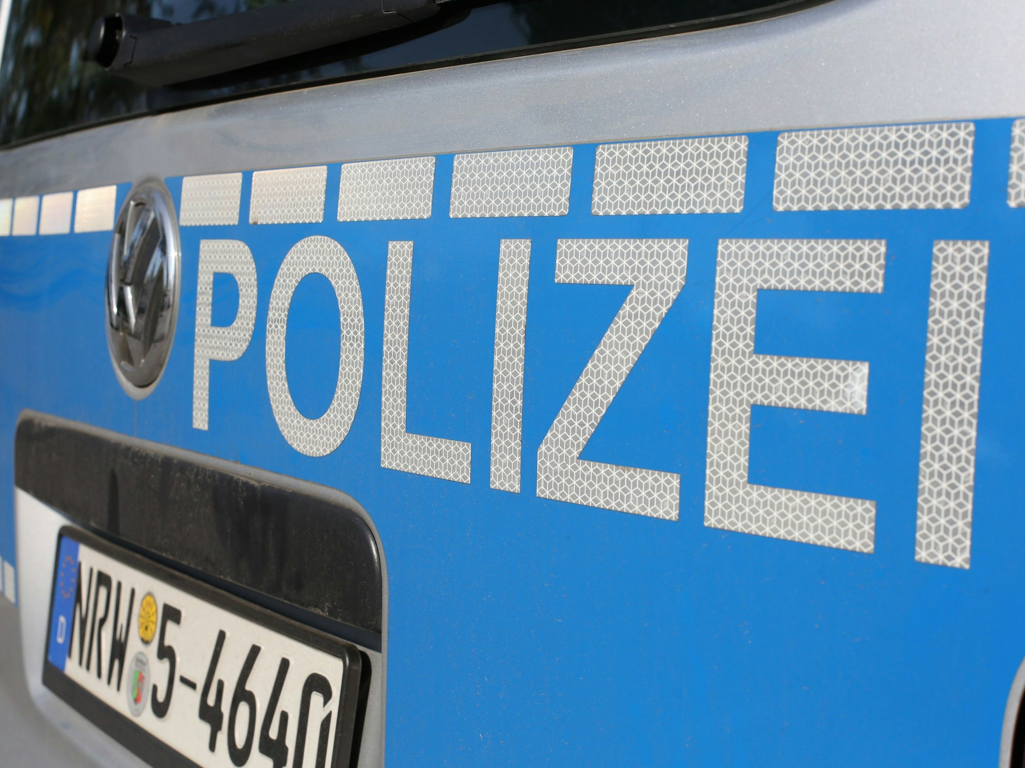 Symbolbild eines NRW-Polizeiautos von hinten.