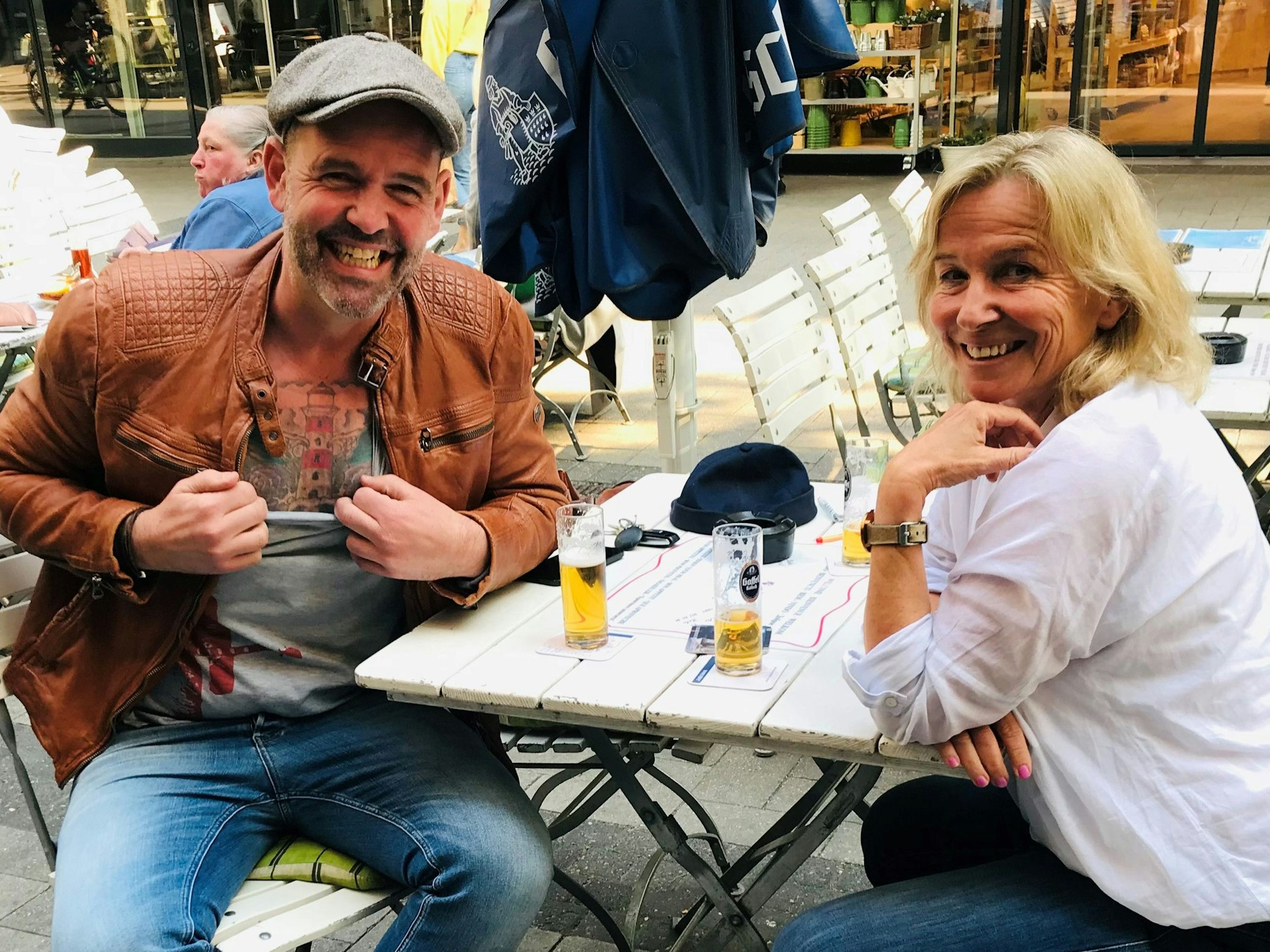 Dr. Heinz-Wilhelm Esser im Sonntags-Talk mit Andrea Kahlmeier. Er zeigt sein Brust-Tattoo