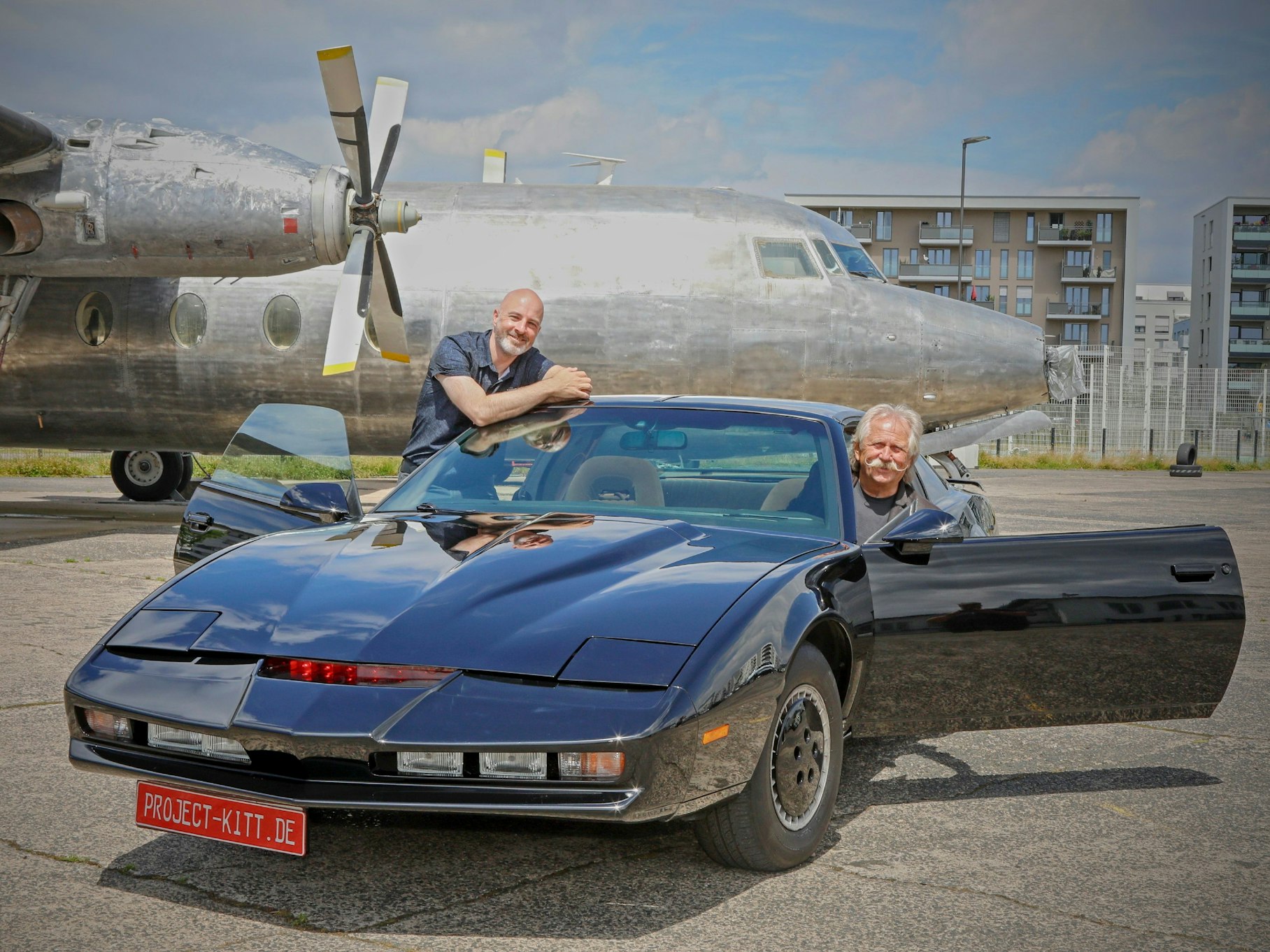 Christian Groeling (l.) und Henning Krautmacher mit KITT, der kölschen Version des Kult-Autos.