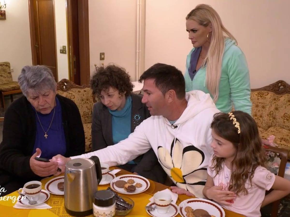 Lucas Cordalis (2.v. r.), Daniela Katzenberger (M.) und Tochter Sophia besuchen Costa Cordalis Heimatdorf in Griechenland.