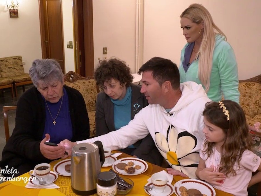Lucas Cordalis (2.v. r.), Daniela Katzenberger (M.) und Tochter Sophia besuchen Costa Cordalis Heimatdorf in Griechenland.