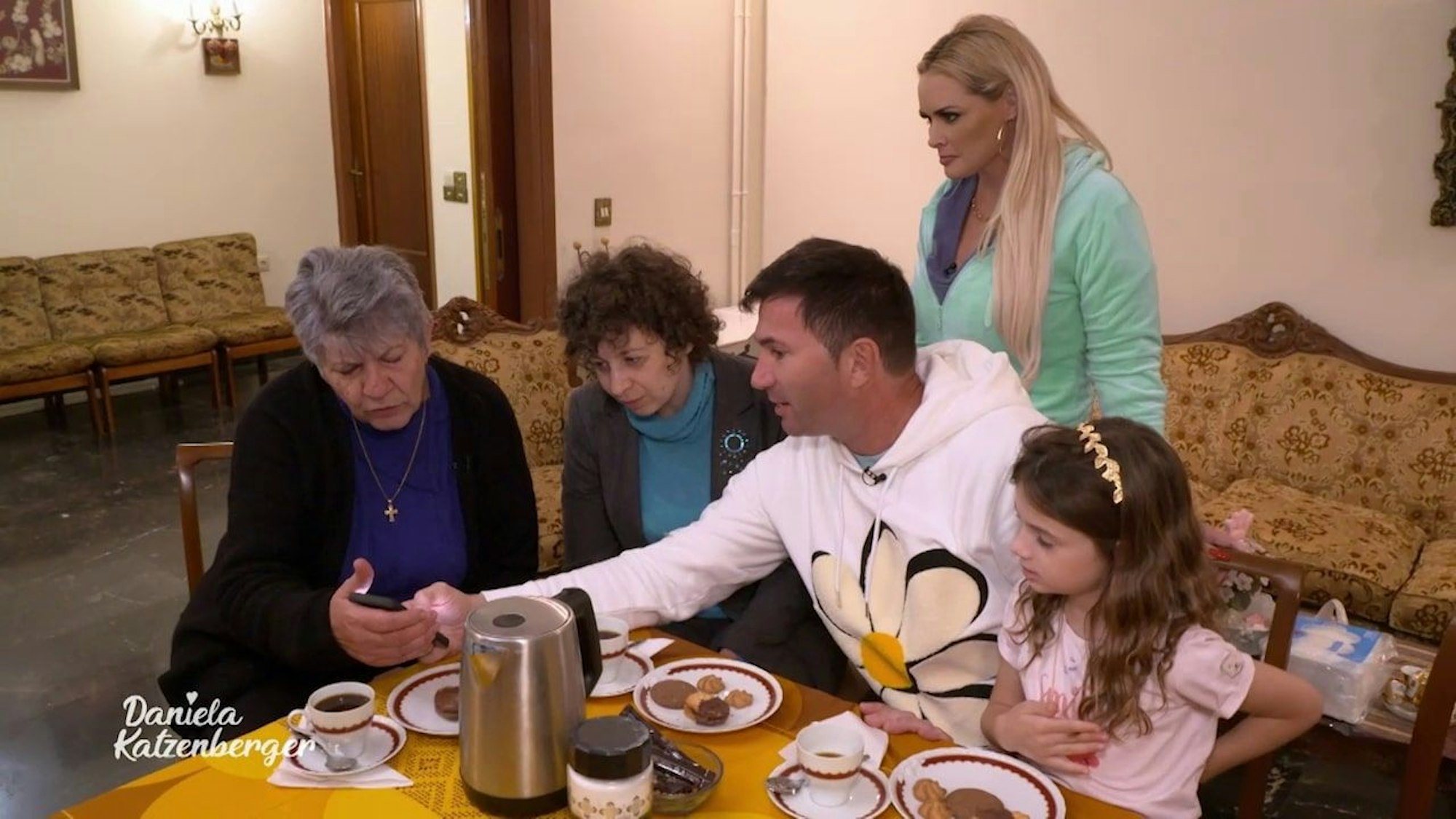 Lucas Cordalis (2.v. r.), Daniela Katzenberger (M.) und Tochter Sophia besuchen Costa Cordalis Heimatdorf in Griechenland.