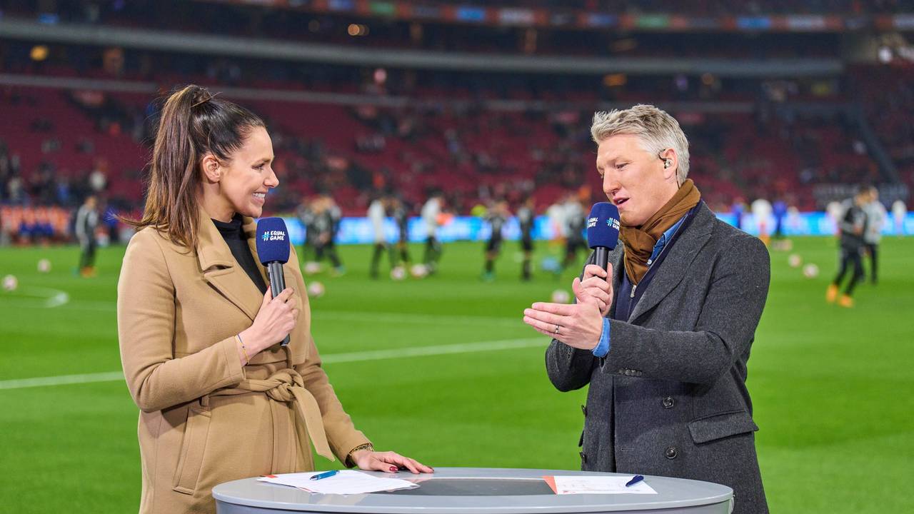 Esther Sedlaczek und Bastian Schweinsteiger im Gespräch am Spielfeldrand.