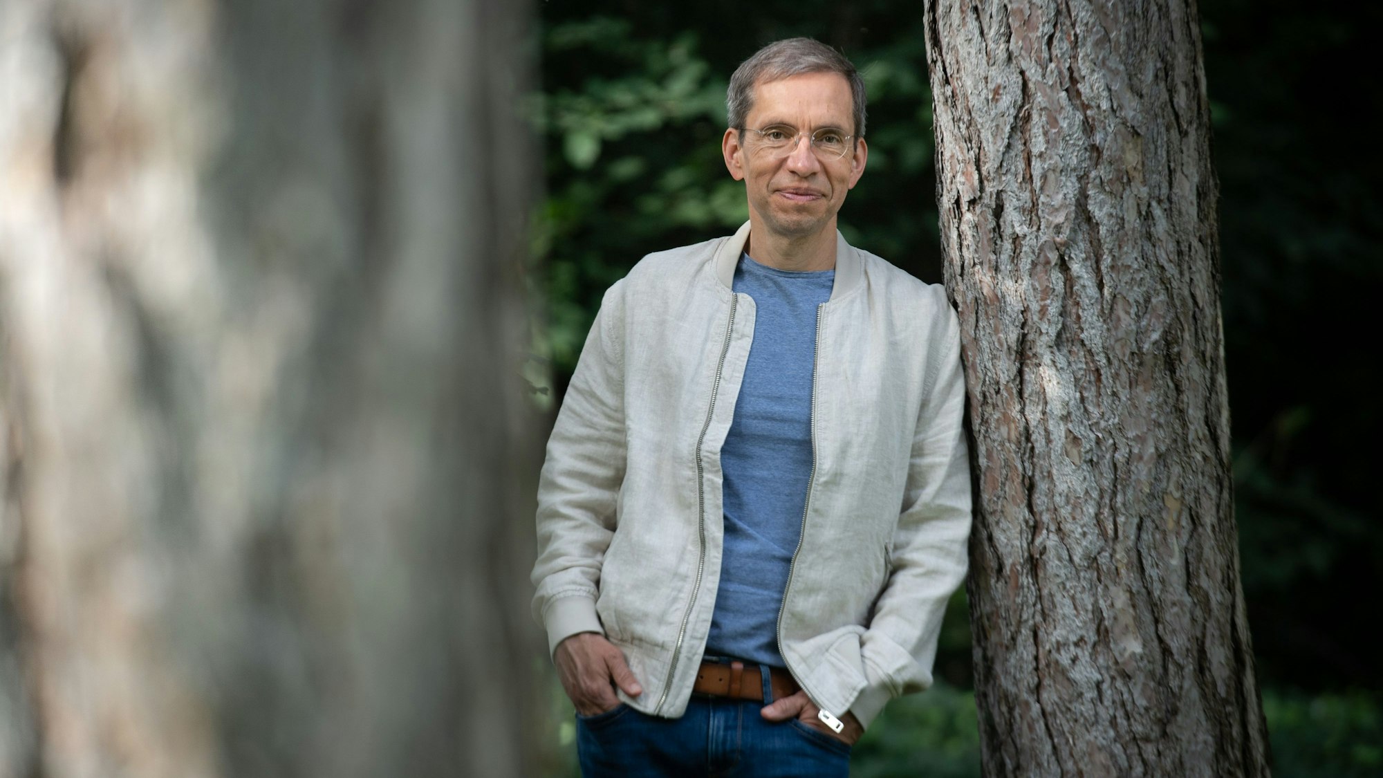 Jens Söring steht im Palmengarten in Frankfurt. Der Sohn eines deutschen Diplomaten war in den USA wegen Doppelmordes zu lebenslanger Haft verurteilt worden und erst 2019 nach 33 Jahren hinter Gittern nach Deutschland abgeschoben worden. Hier versucht er jetzt, sich eine neue Existenz aufzubauen.