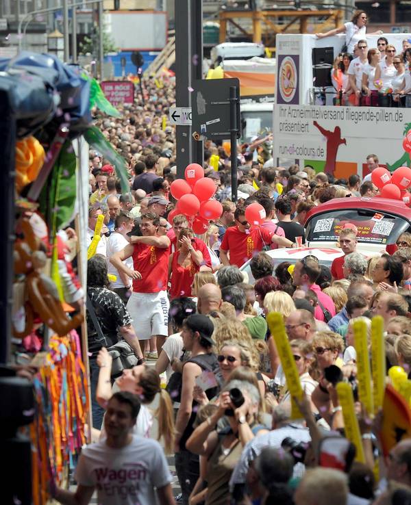 Tausende Zuschauerinnen und Zuschauer verfolgen am 06.07.2014 die Christopher-Street-Day-Parade in Köln.
