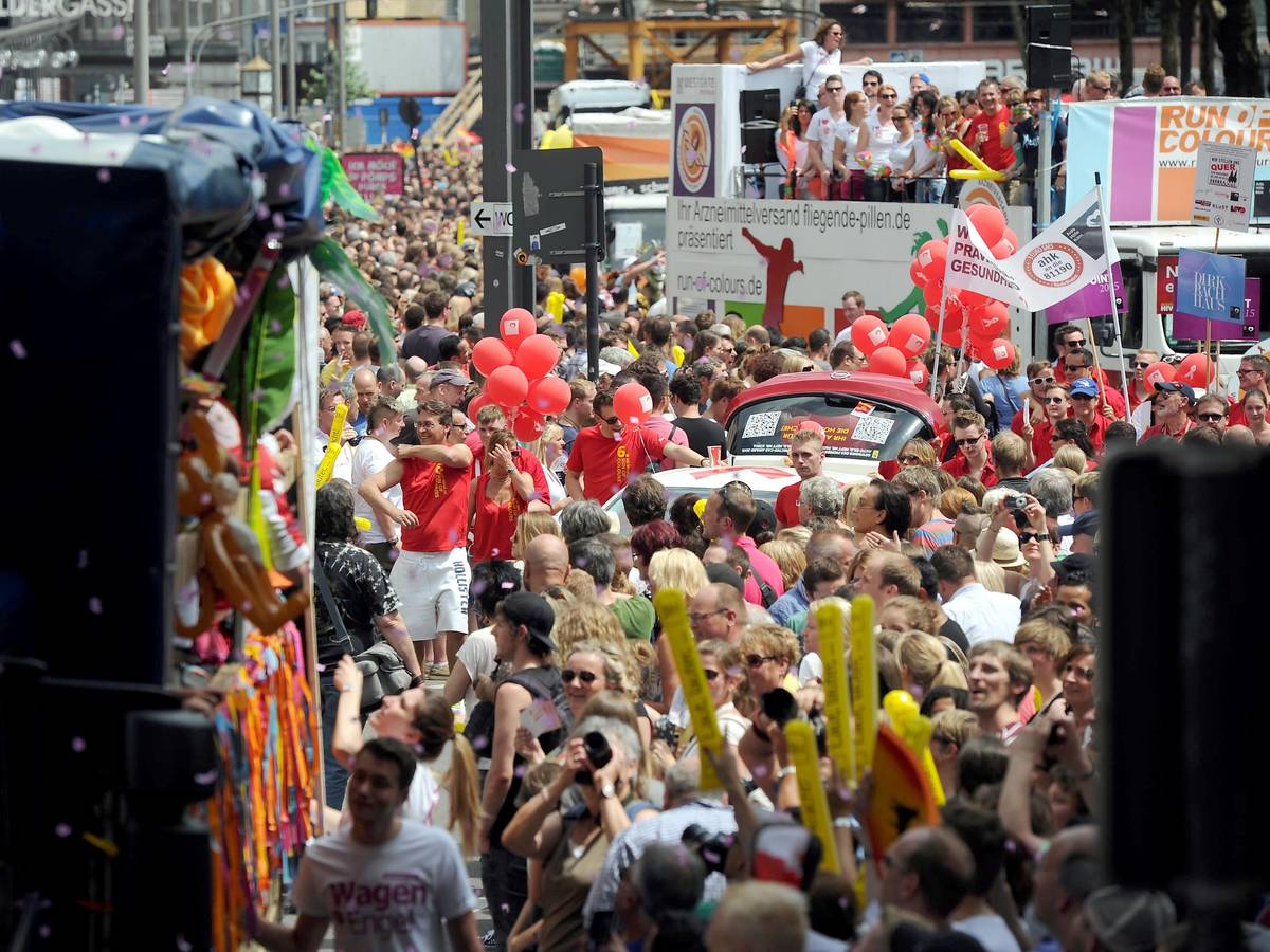 Tausende Zuschauerinnen und Zuschauer verfolgen am 06.07.2014 die Christopher-Street-Day-Parade in Köln.