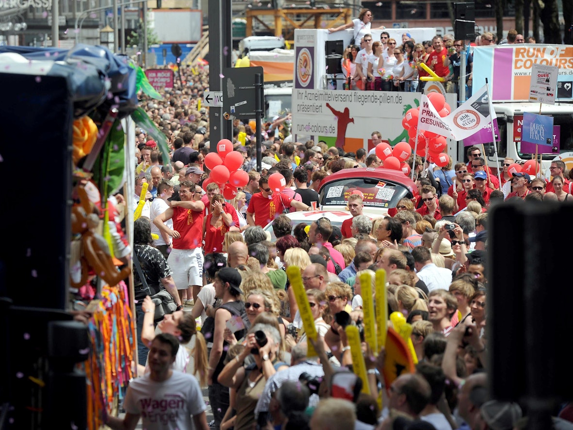 Tausende Zuschauerinnen und Zuschauer verfolgen am 06.07.2014 die Christopher-Street-Day-Parade in Köln.