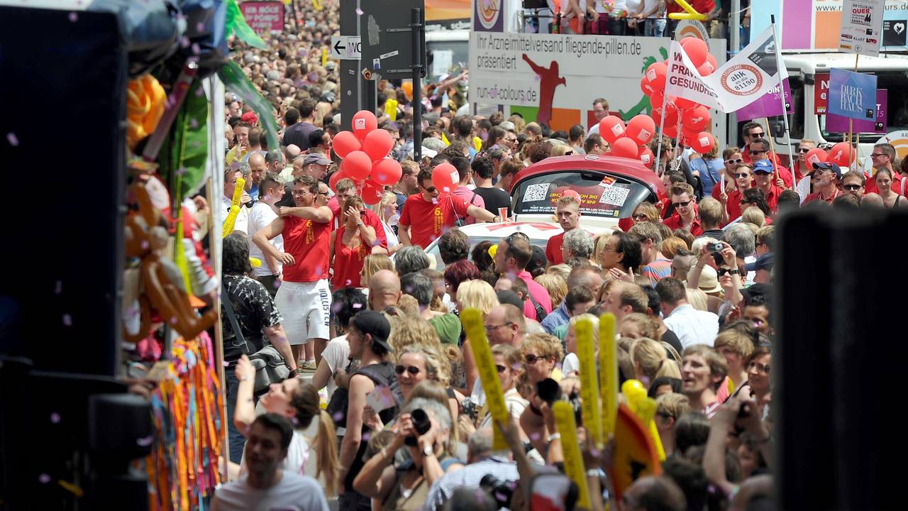 Tausende Zuschauerinnen und Zuschauer verfolgen am 06.07.2014 die Christopher-Street-Day-Parade in Köln.