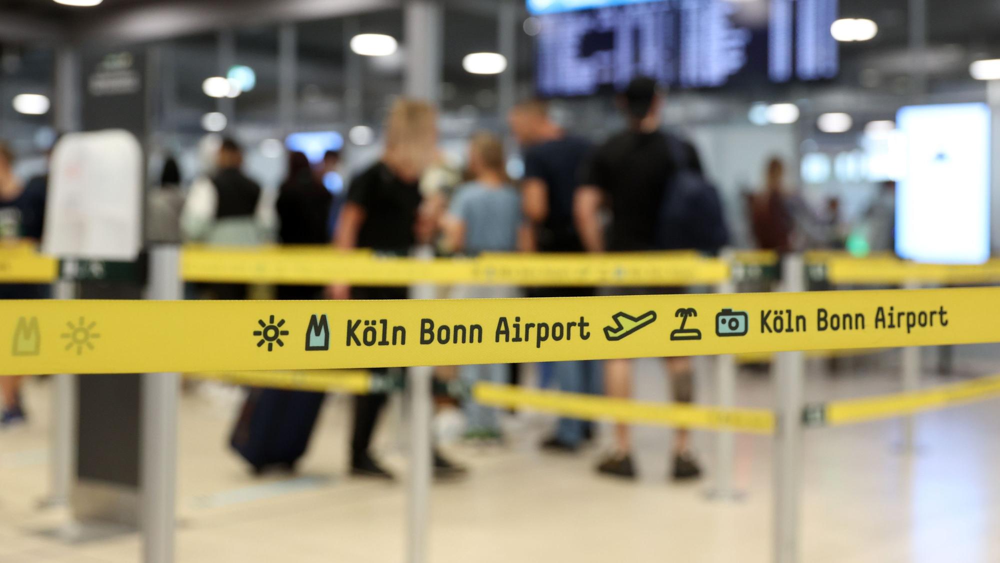 26.06.2022
Köln:
erstes Sommerferienwochenende am Köln/Bonner Flughafen
Sicherheitskontrolle
Foto: Martina Goyert