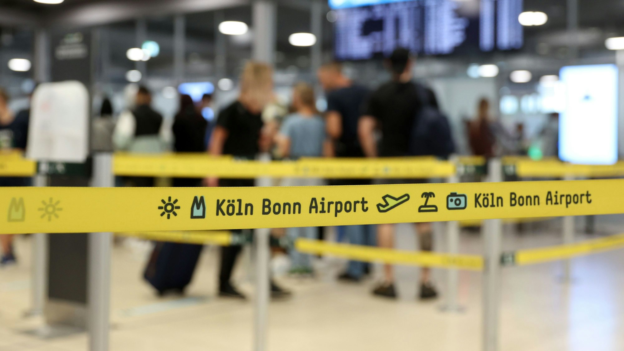 26.06.2022
Köln:
erstes Sommerferienwochenende am Köln/Bonner Flughafen
Sicherheitskontrolle
Foto: Martina Goyert