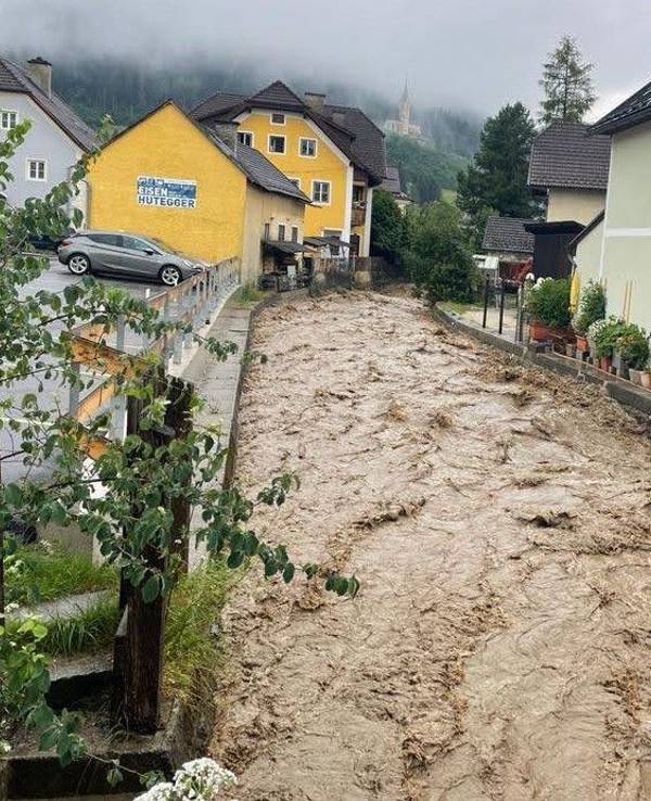 Der heftige Starkregen hat in Regionen in Österreich zu Hochwasser und Schlammlawinen geführt.