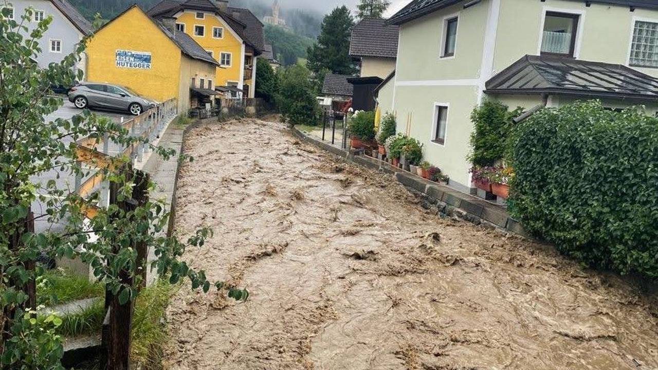 Der heftige Starkregen hat in Regionen in Österreich zu Hochwasser und Schlammlawinen geführt.