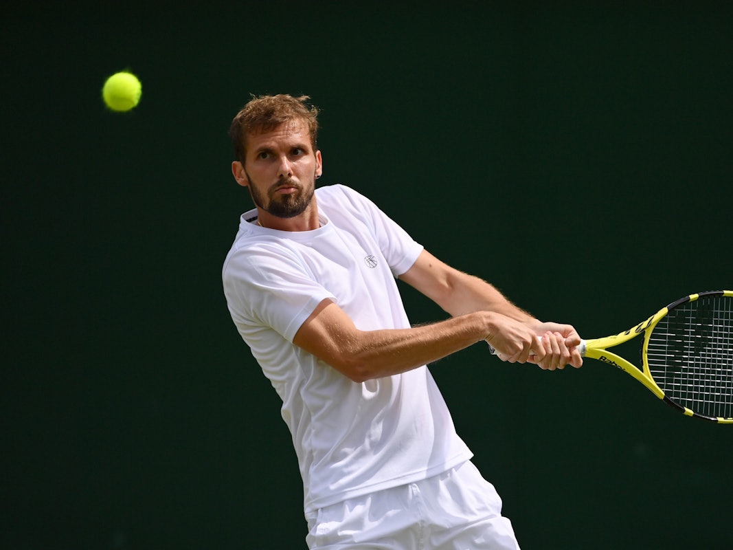 Oscar Otte spielt eine Rückhand.