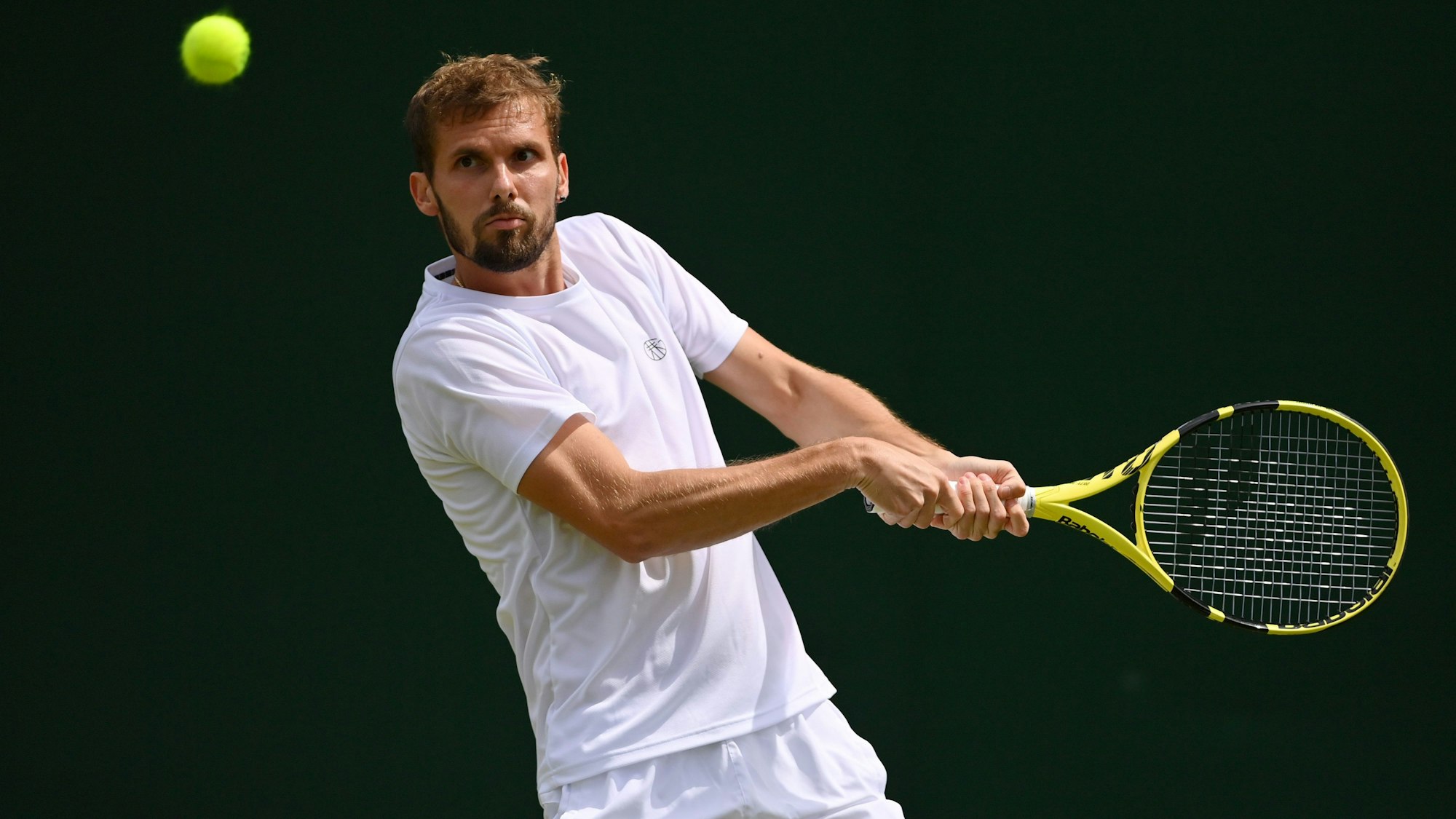 Oscar Otte spielt eine Rückhand.