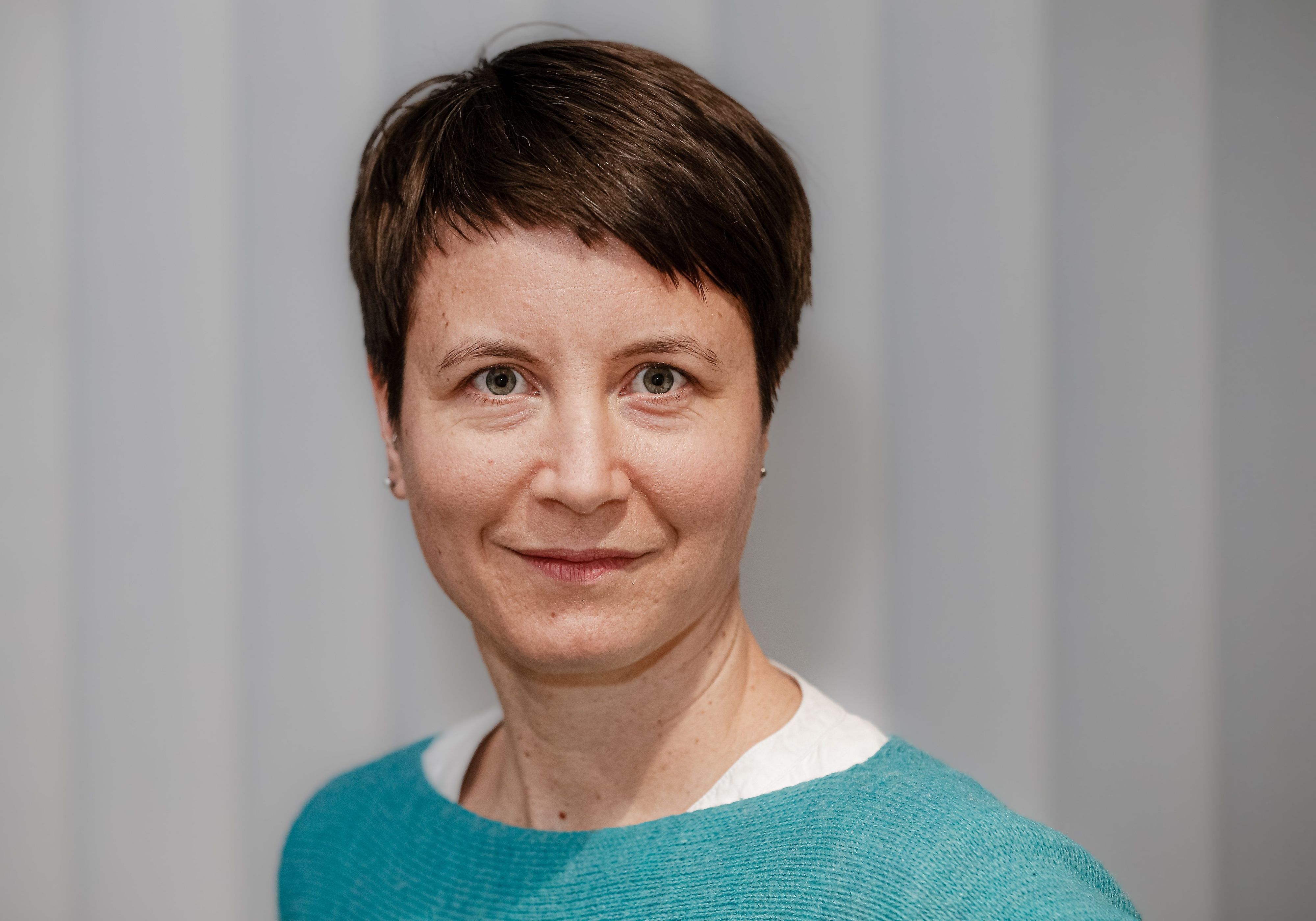 Katja Husen blickt auf einem Foto von 2019 in die Kamera