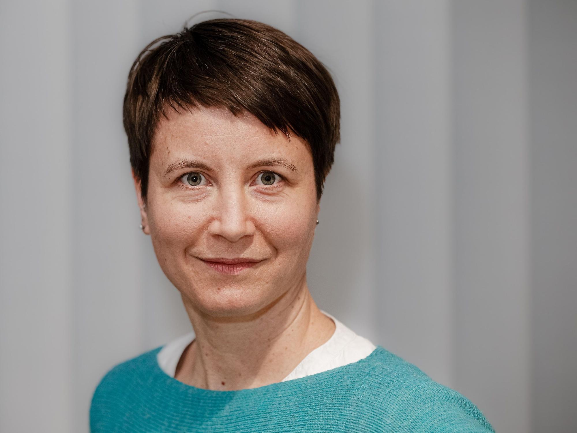 Katja Husen blickt auf einem Foto von 2019 in die Kamera