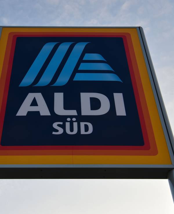 Ein Schild mit dem neuen Logo des Discounters Aldi steht im November 2017 in Schwetzingen (Baden-Württemberg) vor einer Filiale.