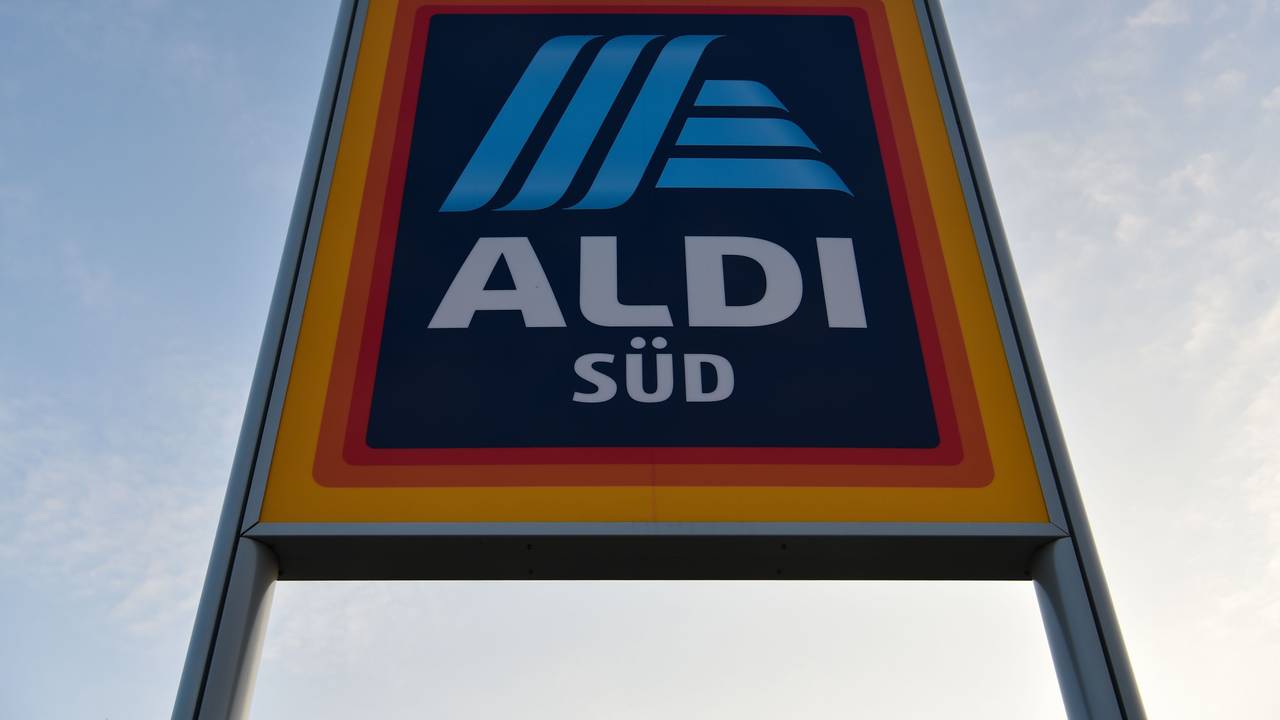 Ein Schild mit dem neuen Logo des Discounters Aldi steht im November 2017 in Schwetzingen (Baden-Württemberg) vor einer Filiale.