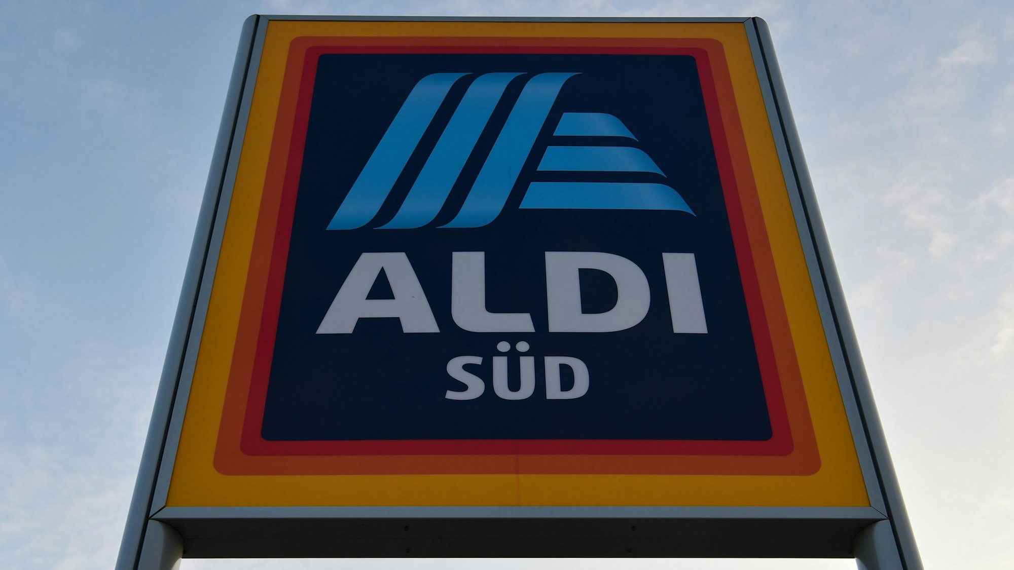 Ein Schild mit dem neuen Logo des Discounters Aldi steht im November 2017 in Schwetzingen (Baden-Württemberg) vor einer Filiale.