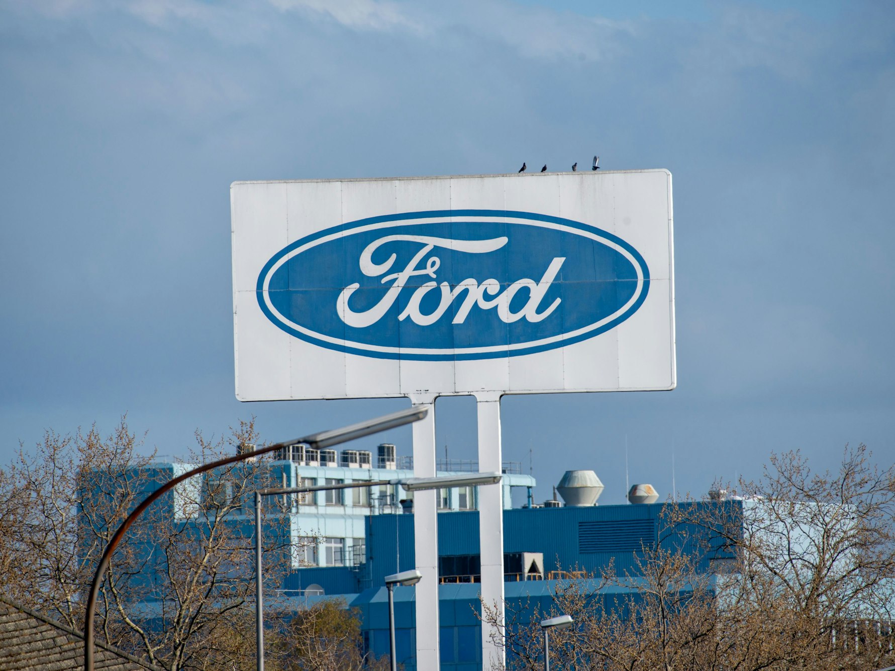 Schild der Ford-Werke in Köln-Niehl.
