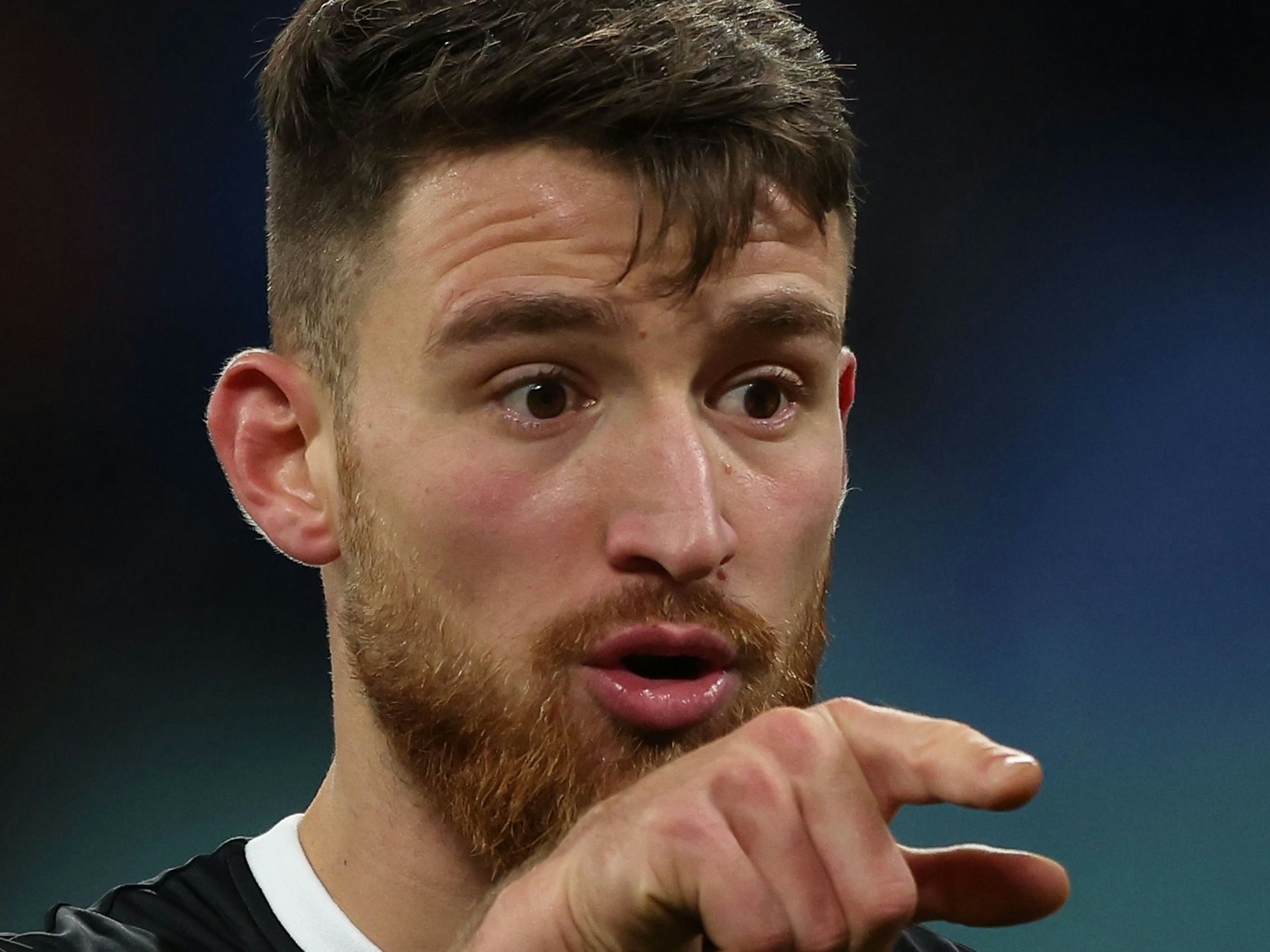 Salih Özcan zeigt auf dem Platz nach vorne.