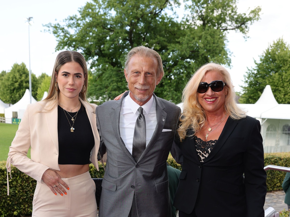 Christoph Daum hat Frau Angelica und Tochter Lavina im Arm.