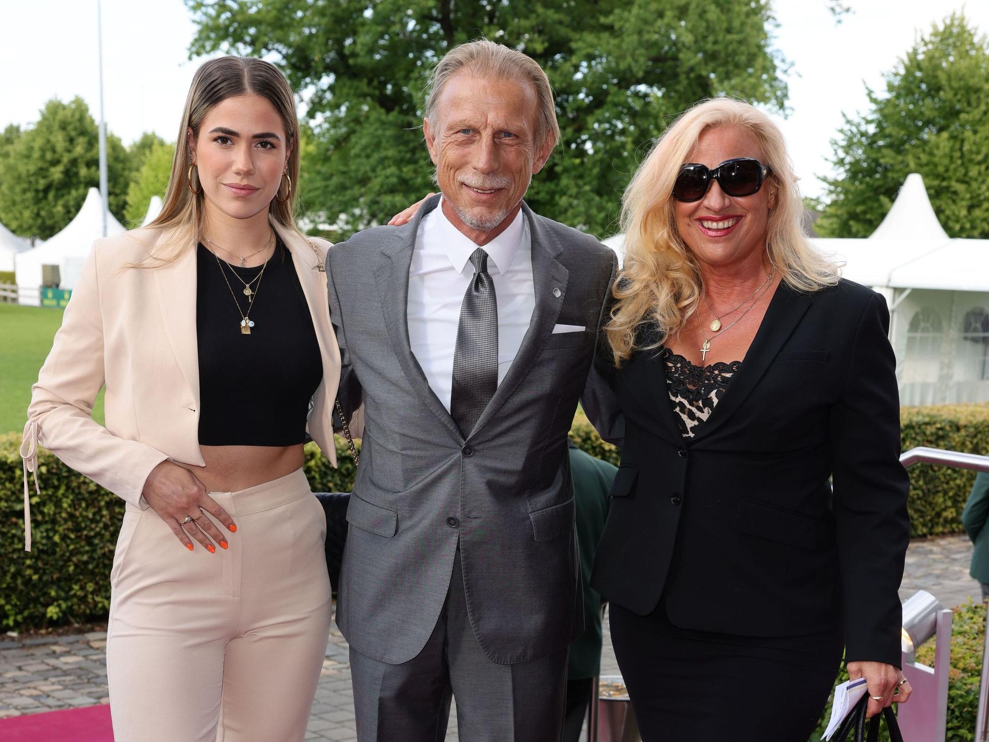 Christoph Daum hat Angelica Camm-Daum und Tochter Lavina Daum im Arm.
