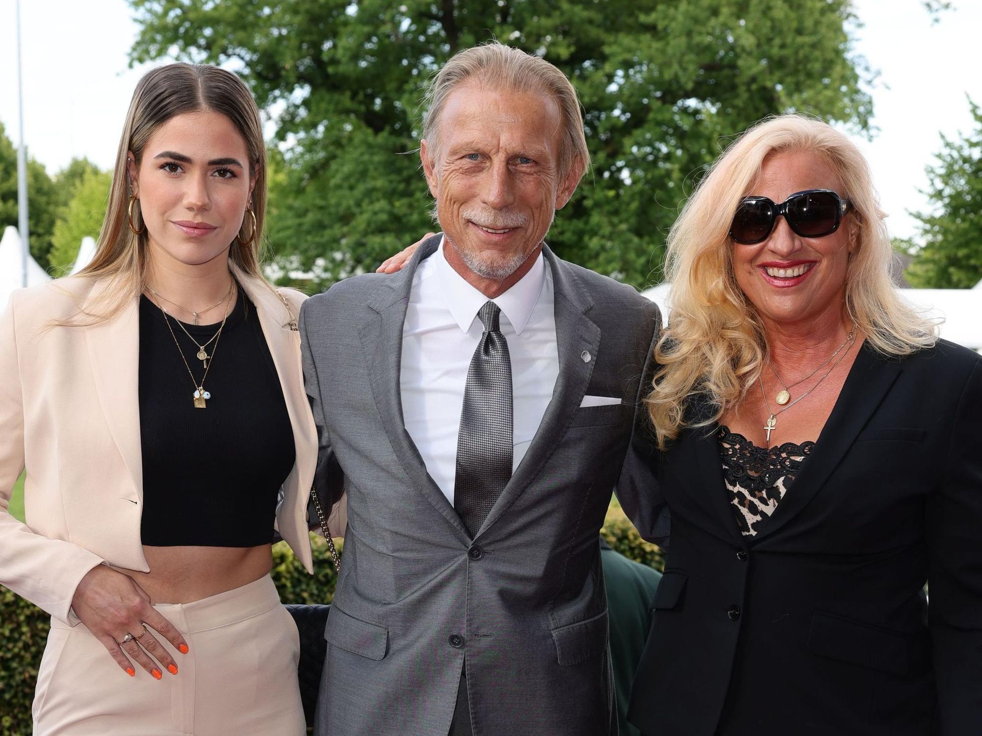 Christoph Daum hat Frau Angelica und Tochter Lavina im Arm.