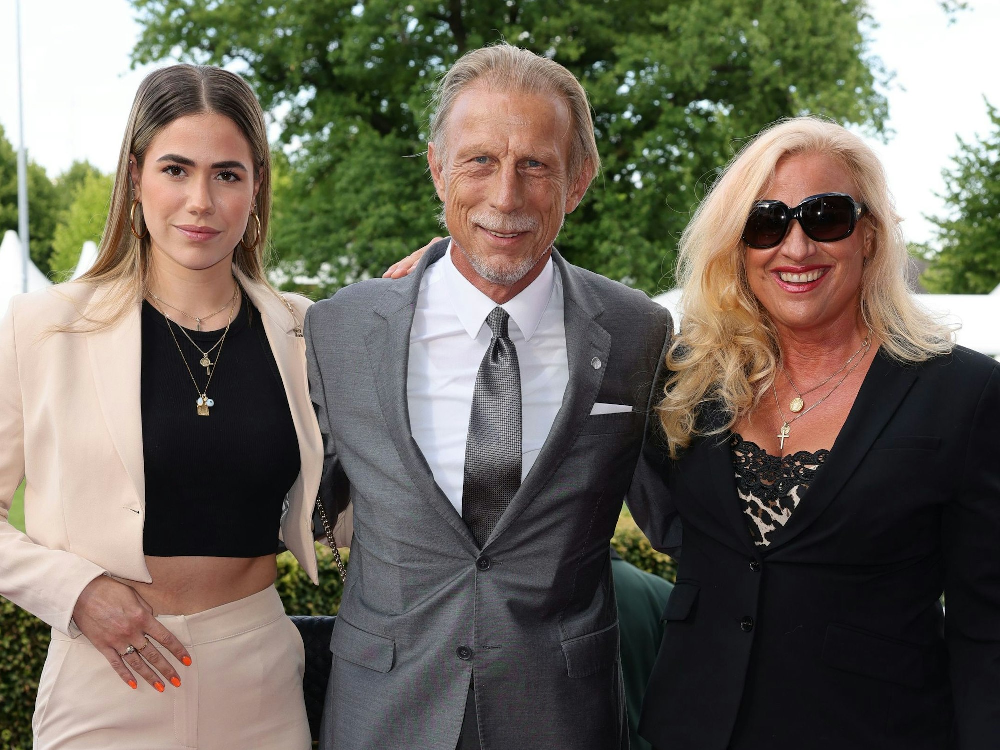 Christoph Daum hat Frau Angelica und Tochter Lavina im Arm.