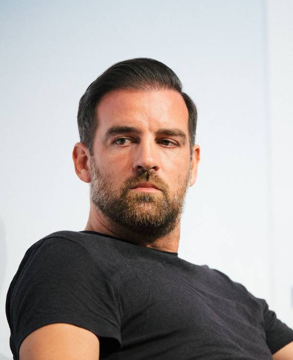 Christoph Metzelder sitzt auf dem Podium des Internationalen Trainer-Kongresses vom Bund Deutscher Fussball-Lehrer 2018 in Dresden.