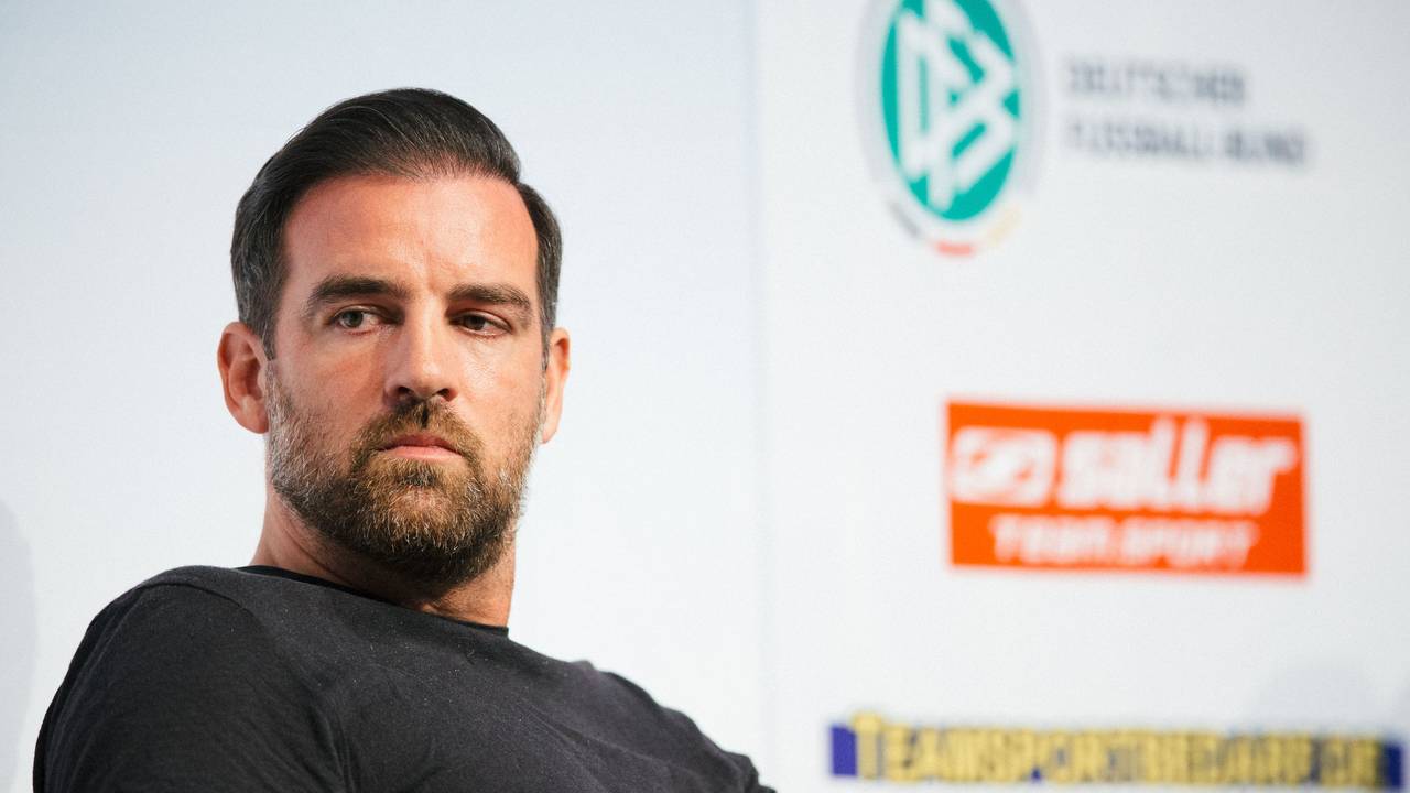 Christoph Metzelder sitzt auf dem Podium des Internationalen Trainer-Kongresses vom Bund Deutscher Fussball-Lehrer 2018 in Dresden.