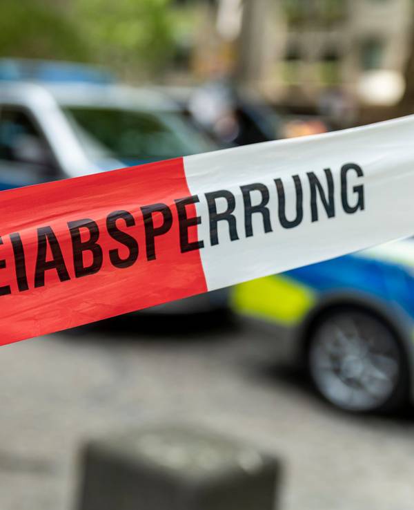 Ein mit Flatterband der Polizei NRW abgesperrter Bereich in der Kölner Innenstadt.