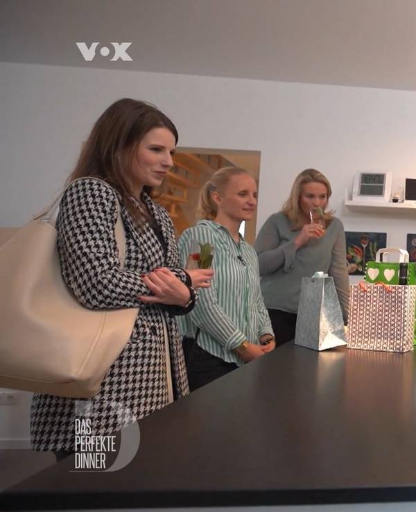 „Das perfekte Dinner“: Vor den Augen der Gäste spießt Jürgen den Rollbraten auf, von links: Sarah, Natalie, Marc und Jürgen.