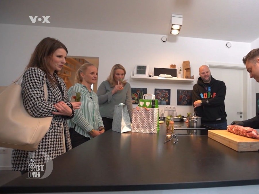 „Das perfekte Dinner“: Vor den Augen der Gäste spießt Jürgen den Rollbraten auf, von links: Sarah, Natalie, Marc und Jürgen.