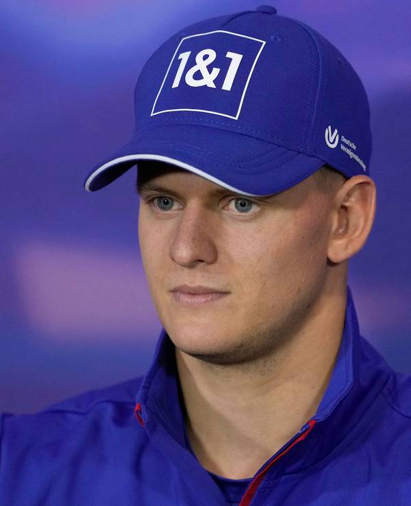 Formel-1-Pilot Mick Schumacher mit Kappe bei einer PK in Silverstone.