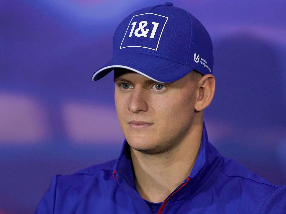 Mick Schumacher hört den Fragen der Journalisten zu.