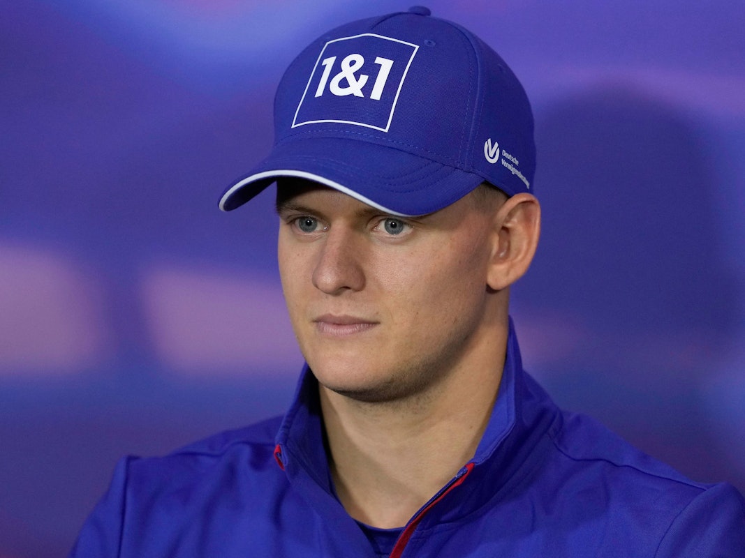 Mick Schumacher hört den Fragen der Journalisten zu.
