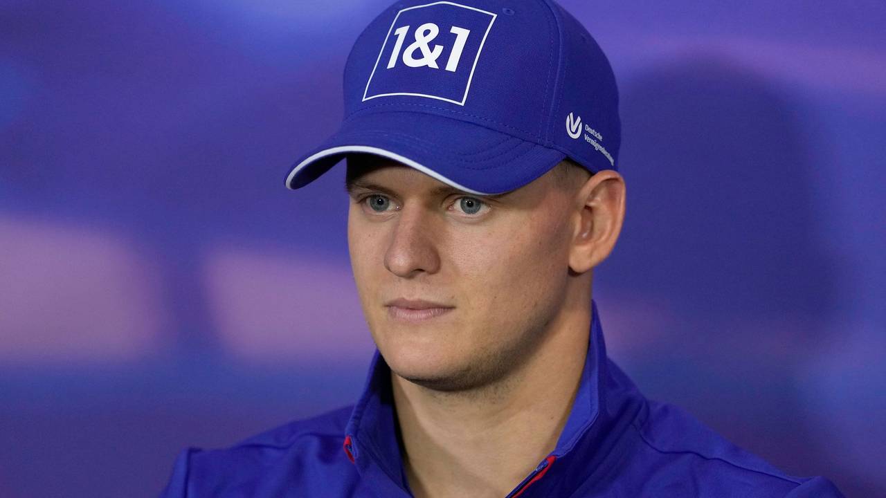 Formel-1-Pilot Mick Schumacher mit Kappe bei einer PK in Silverstone.